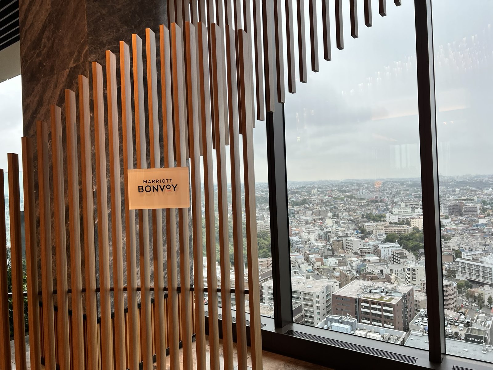 Marriott Bonvoy会員用チェックインカウンターのサインと窓外の眺望