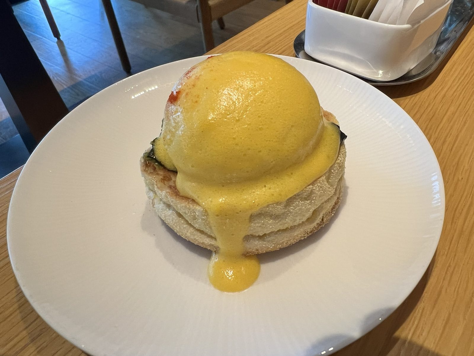 朝食のエッグベネディクト