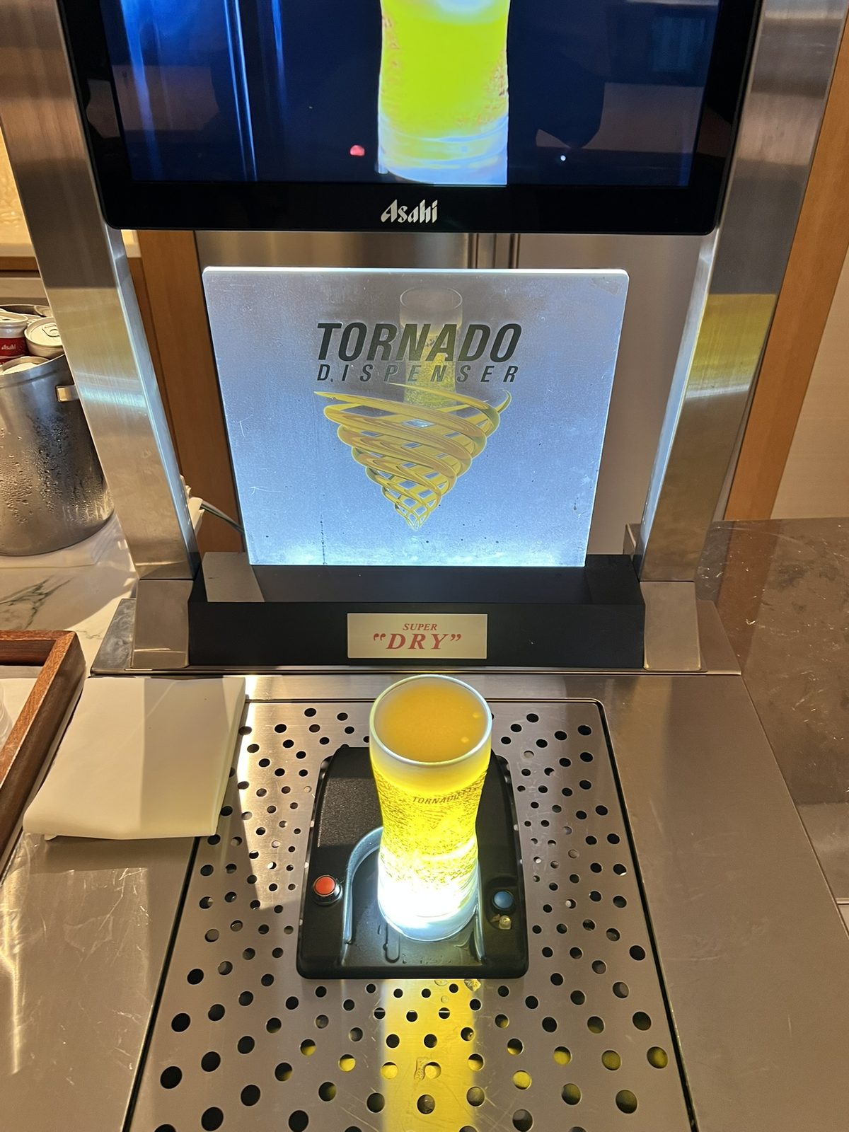 クラブラウンジのアサヒ「TORNADO」ビールディスペンサー