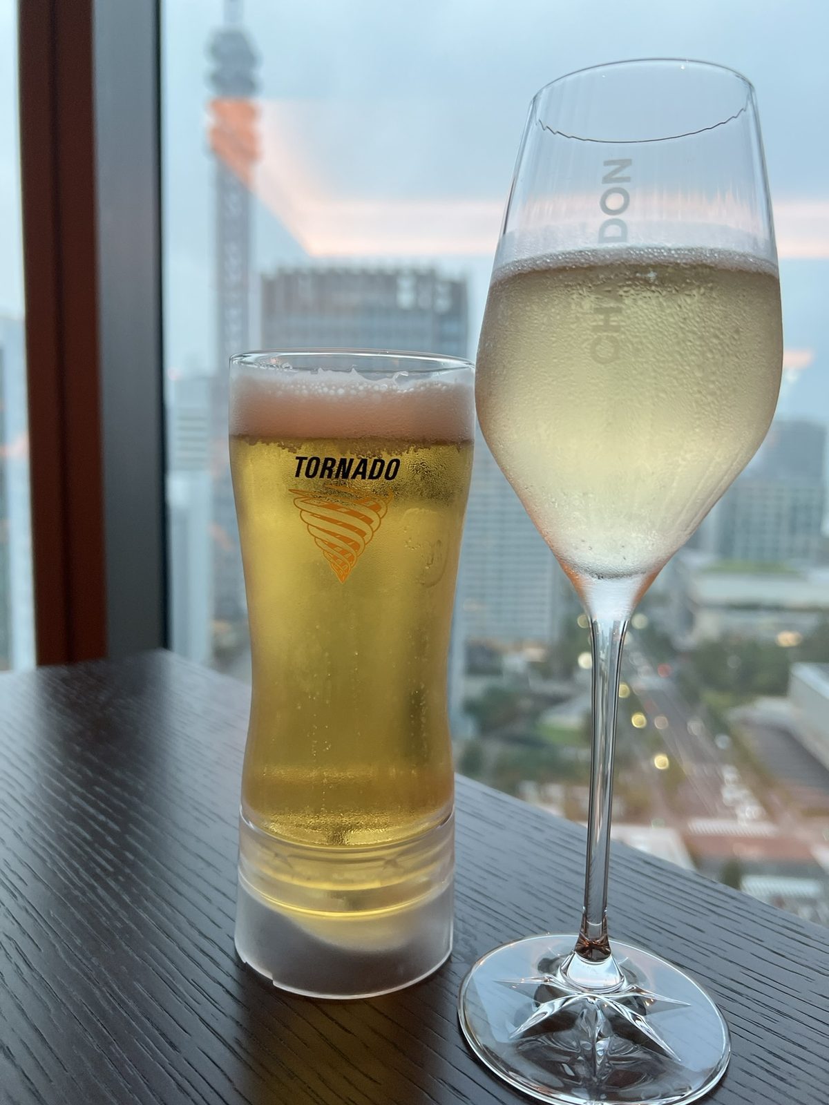 クラブラウンジのビールとスパークリングワイン、窓外は横浜の街並み
