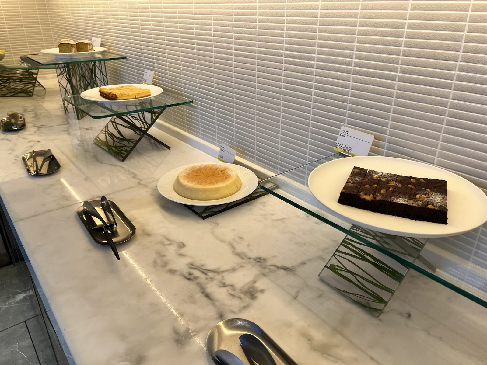 クラブラウンジのスイーツとチーズケーキ