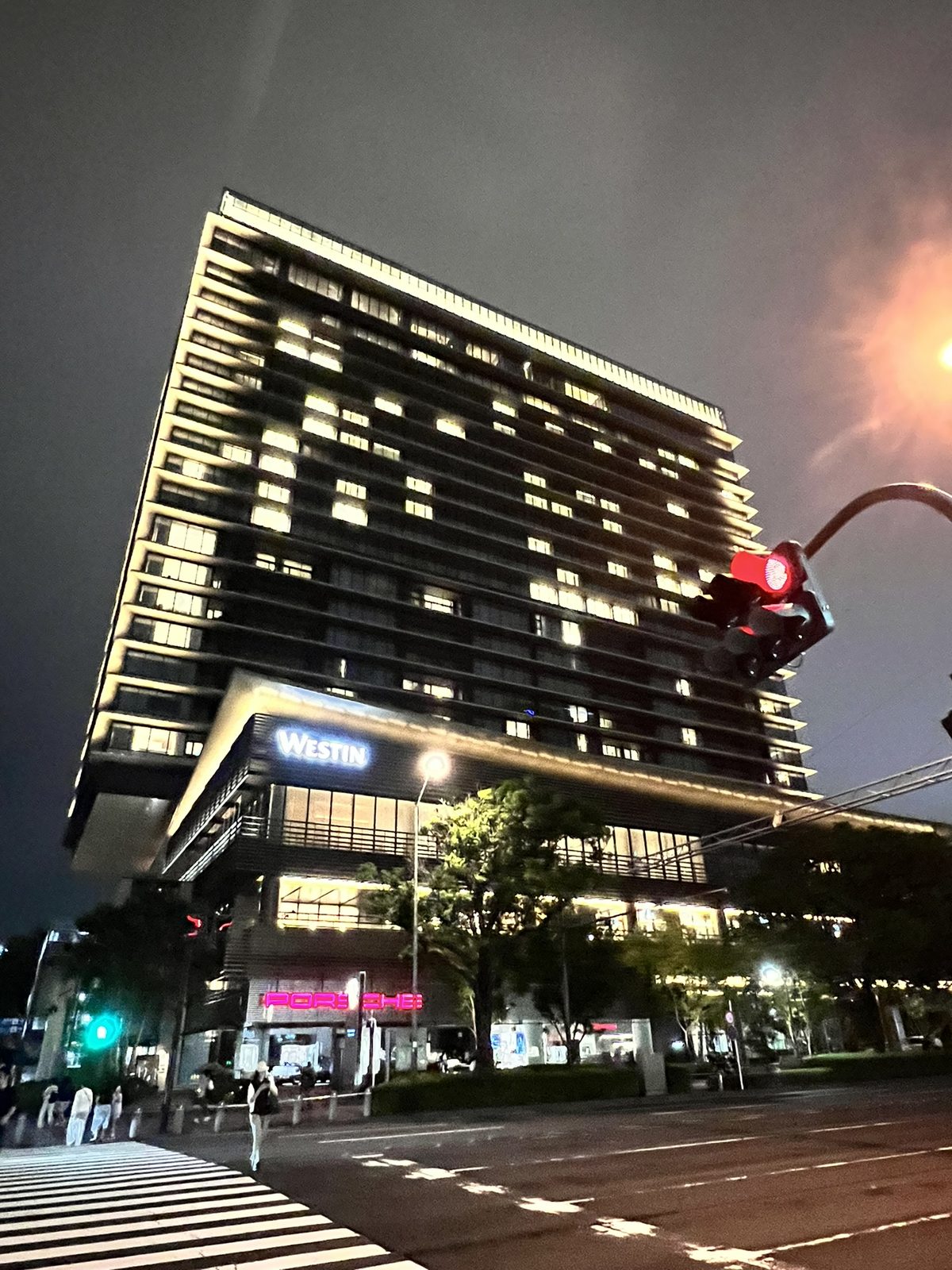 夜にライトアップされたウェスティンホテル横浜の外観