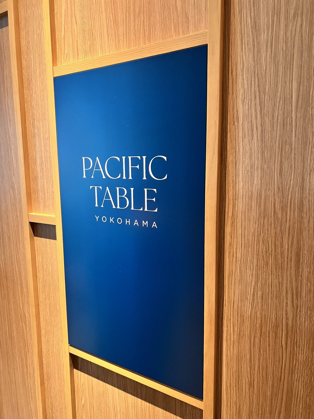 3階レストラン「PACIFIC TABLE」の入口サイン
