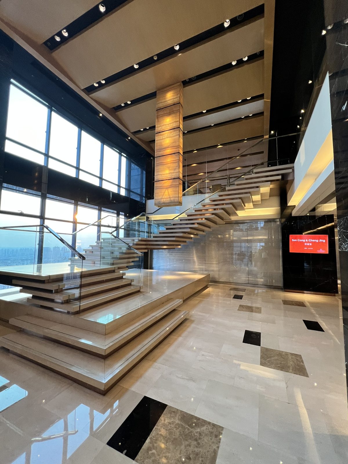 1階エントランスロビーの大階段