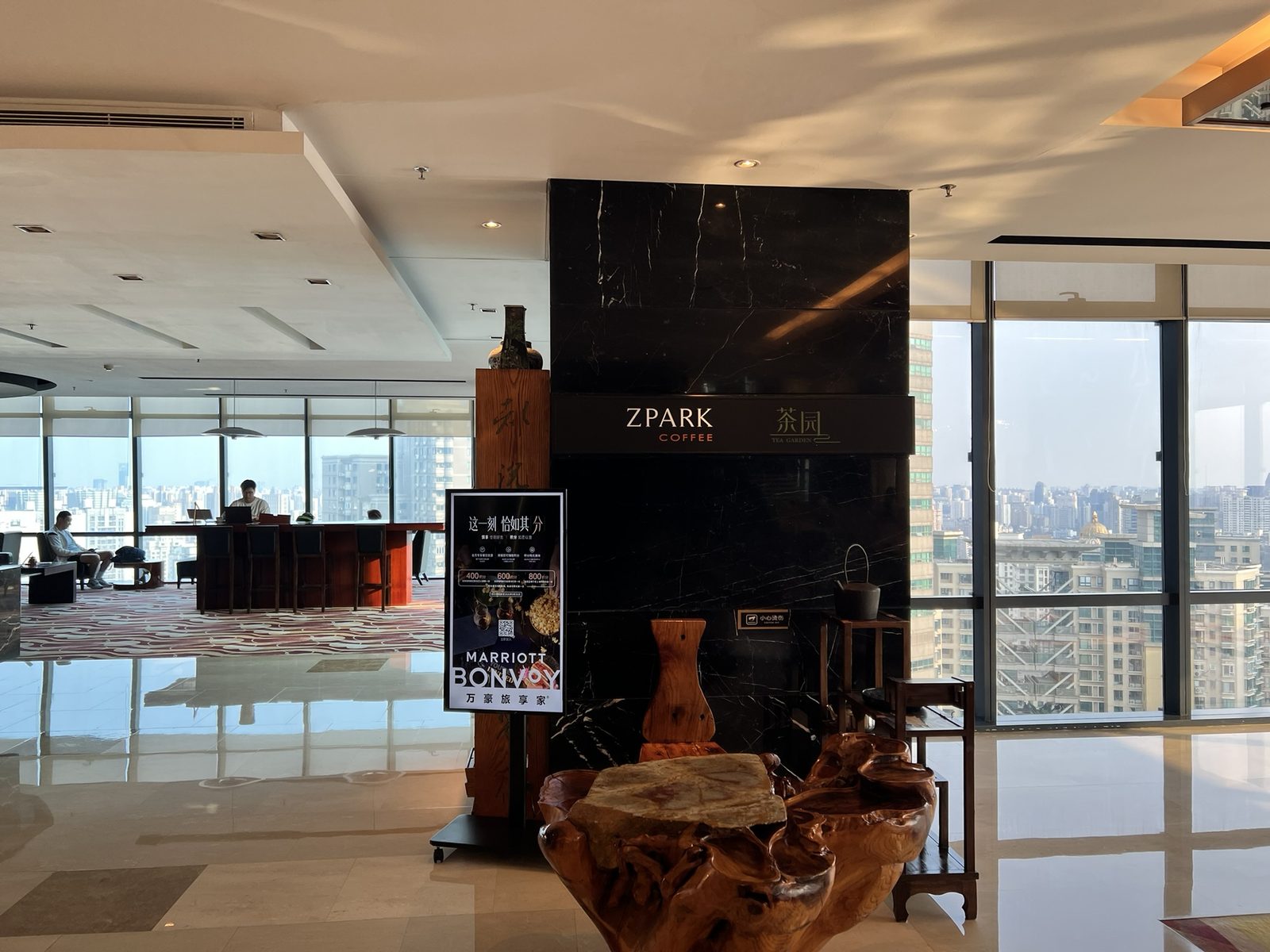 25階ロビーのZPARK COFFEEとMarriott Bonvoyの案内