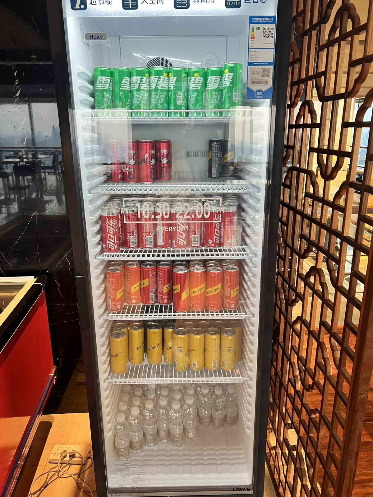 ラウンジのソフトドリンク用冷蔵庫