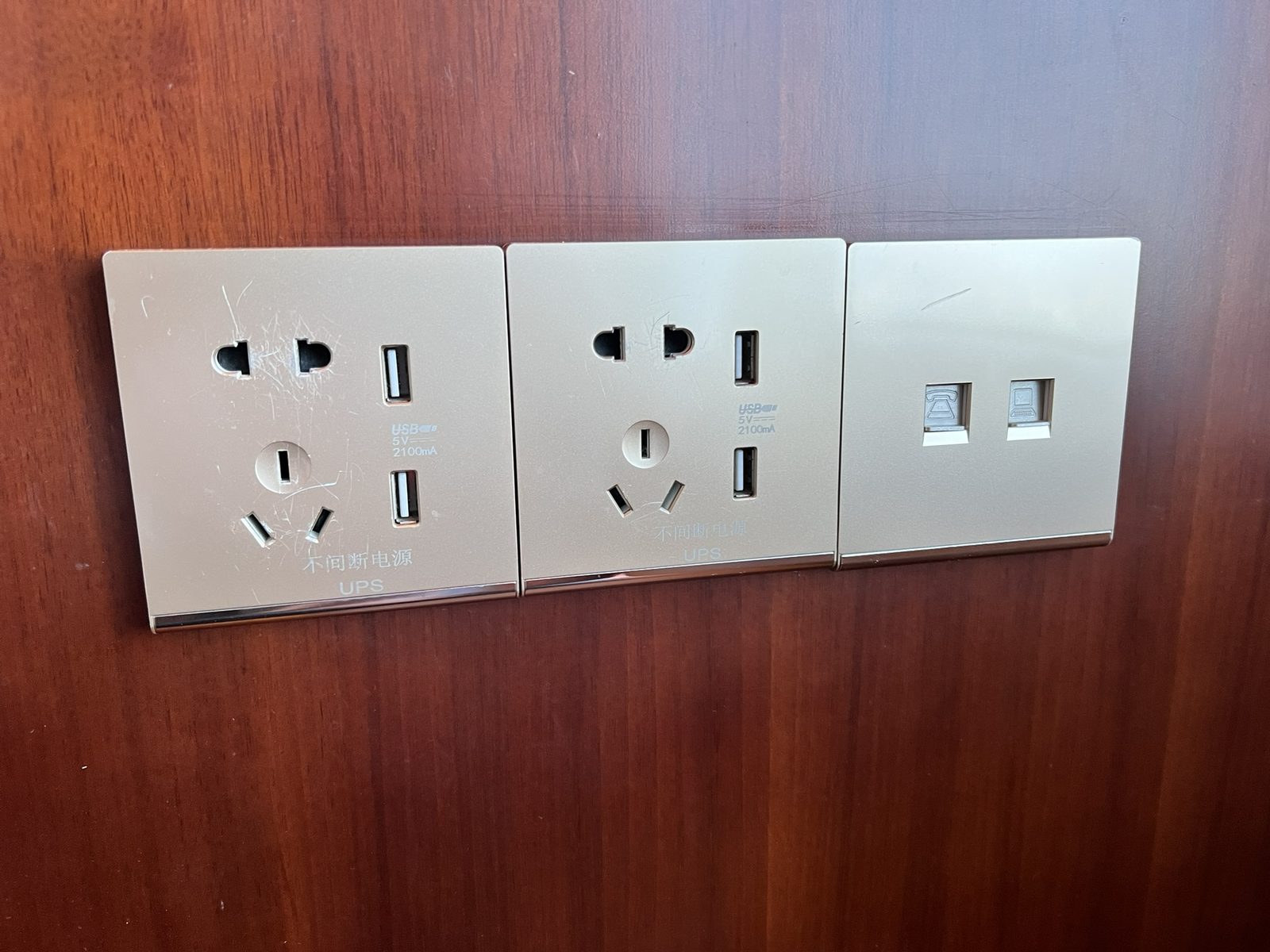 客室の電源コンセントとUSBポート